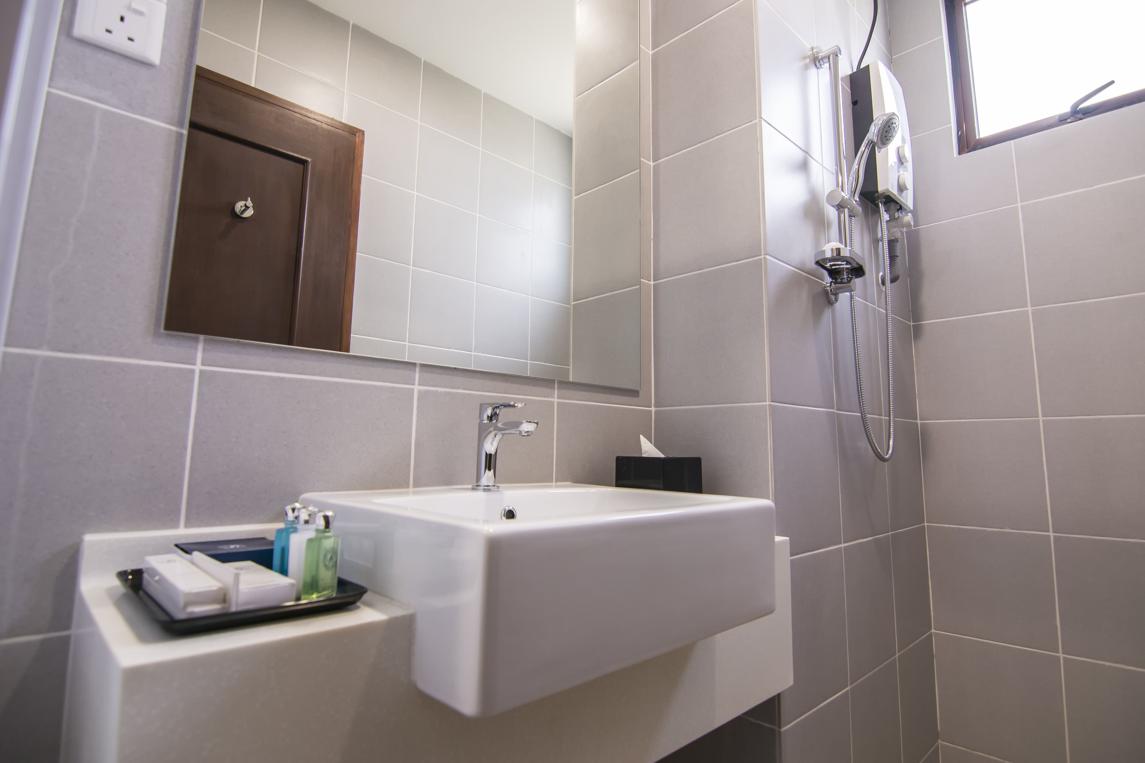 shower, free toiletries, hair dryer, bidet