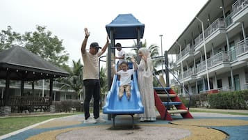 Kawasan main kanak-kanak – terbuka