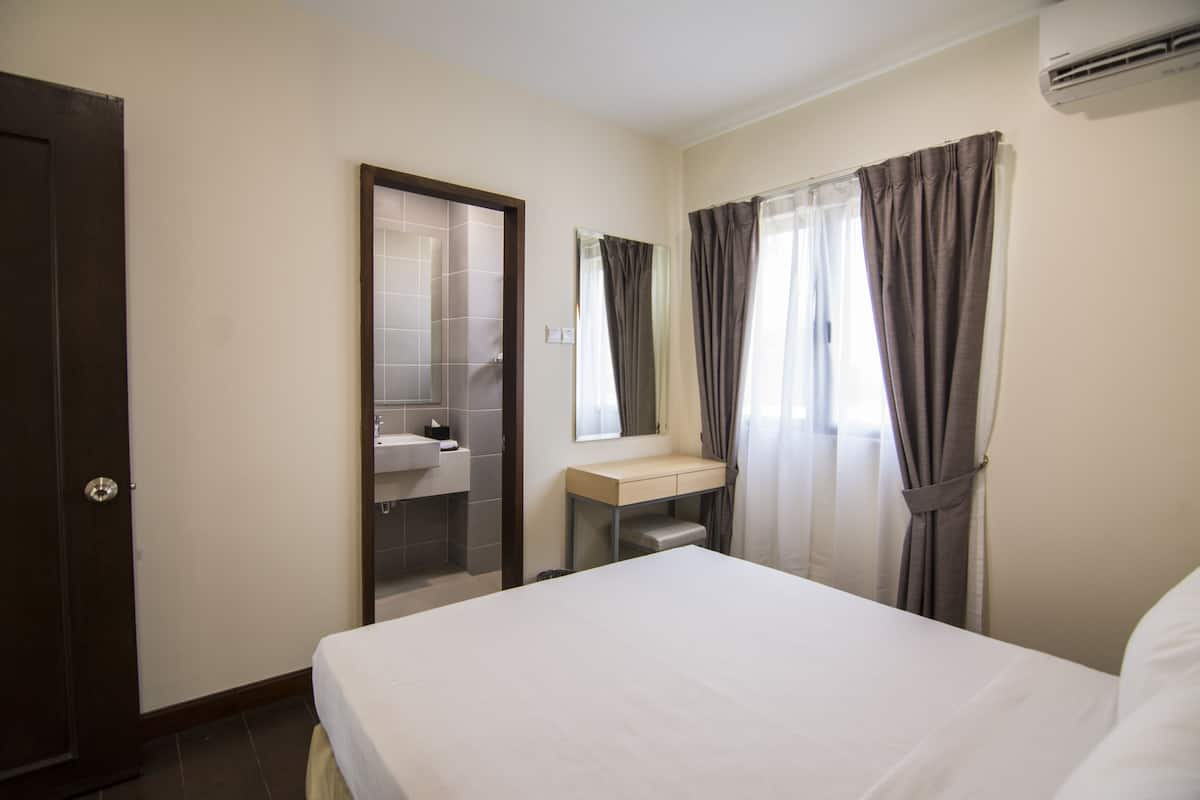 chalet, 1 queen bed | minibar, desk, iron/ironing board, free wifi