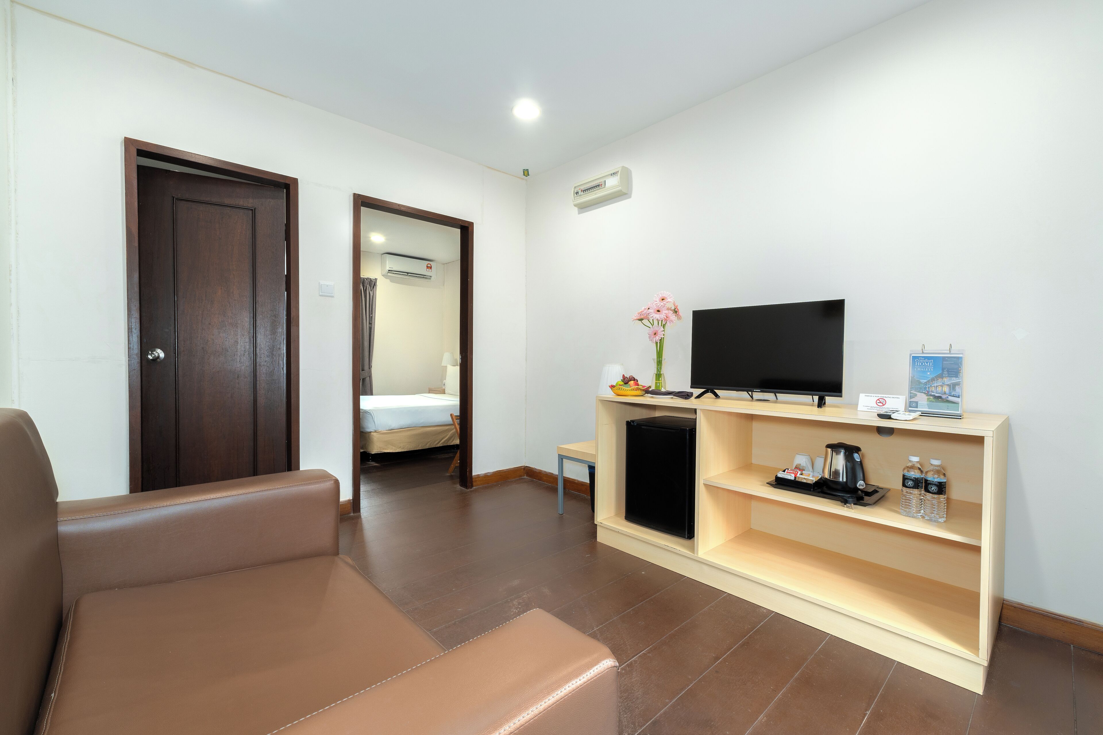 ميني بار ومكتب ومكواة/لوح كي وواي فاي مجانًا