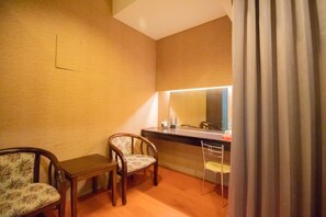 Desk, blackout drapes, soundproofing, free WiFi - Wenxin Homestay (Hualien City)