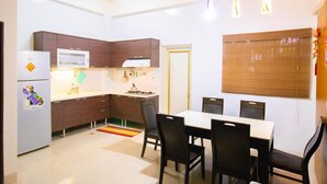 Tủ lạnh, ấm điện, dụng cụ nấu nướng/bát dĩa/dao nĩa 