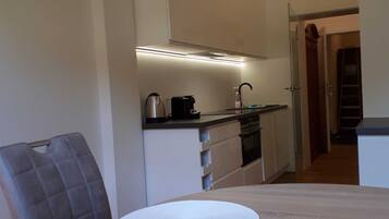 Kühlschrank, Ofen, Geschirrspüler, Wasserkocher