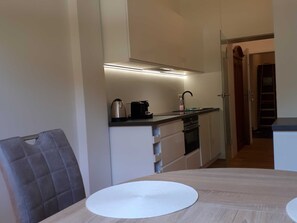 Kühlschrank, Ofen, Geschirrspüler, Wasserkocher