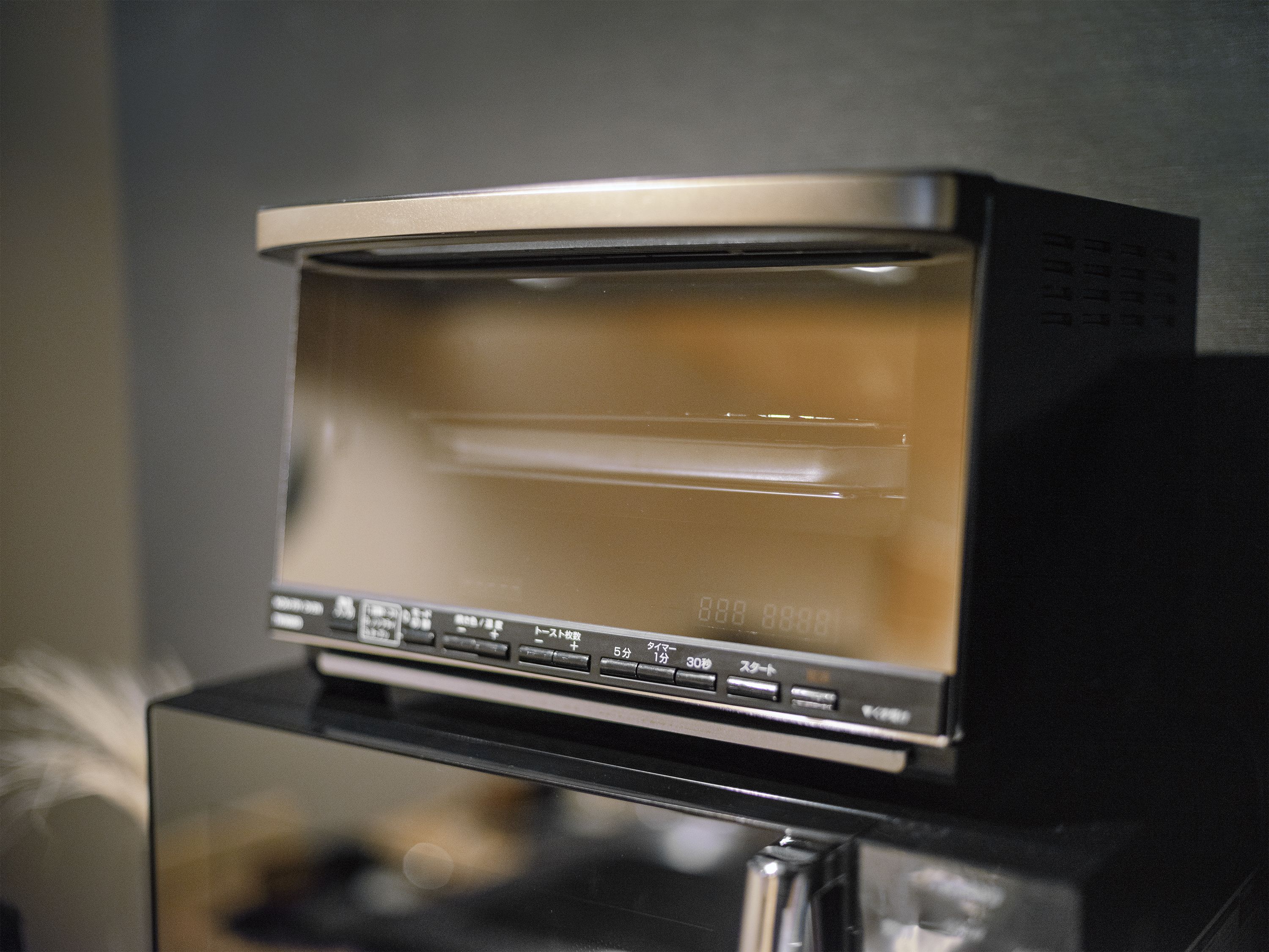 Una cocina con horno de acero inoxidable y encimera negra.