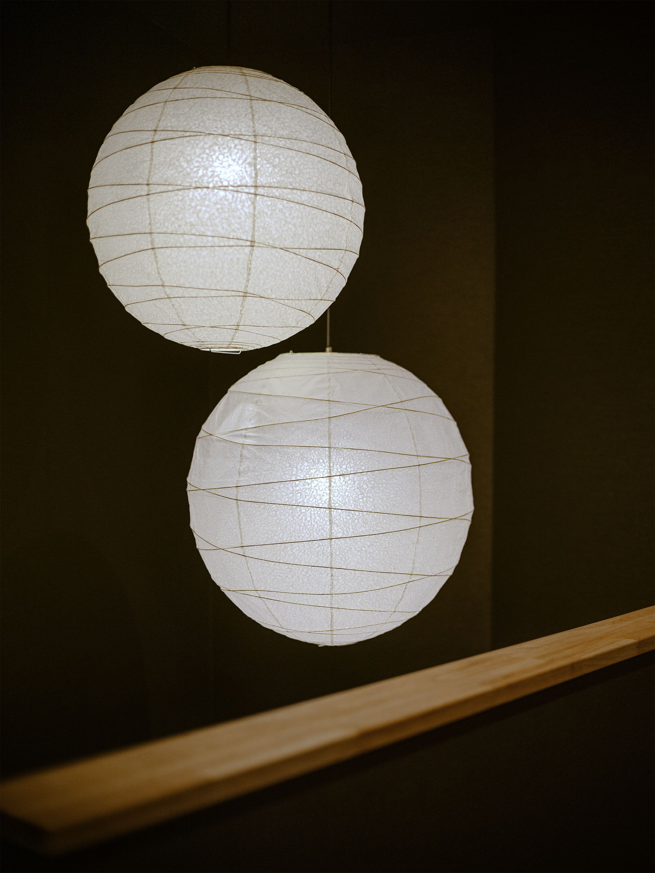 Zwei runde Papierlampen hängen von der Decke.