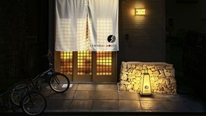 住宿正面 - 傍晚/夜晚