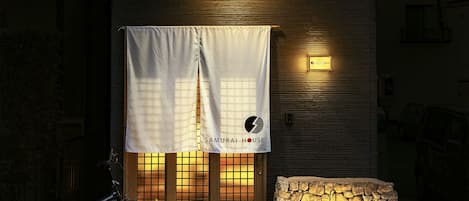 Façade de l’hébergement - soirée/nuit