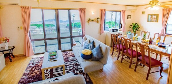 独立别墅 (Holiday Home) | 起居区 | 平板电视