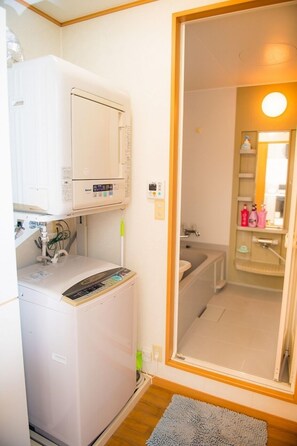 独立别墅 (Holiday Home) | 浴室 | 独立的浴缸和淋浴、深泡浴缸、免费洗浴用品、吹风机