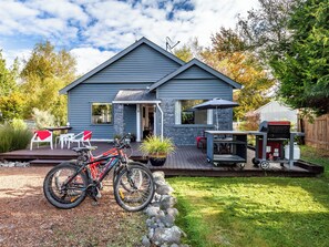 Outdoor dining - Stag & 3 Pigs - Ohakune Holiday Home (Ohakune)