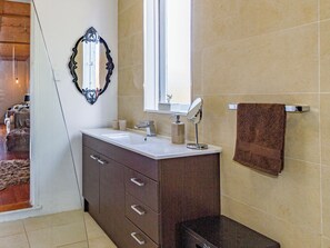 Shower, hair dryer - Stag & 3 Pigs - Ohakune Holiday Home (Ohakune)