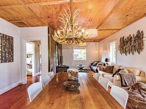 Dining - Stag & 3 Pigs - Ohakune Holiday Home (Ohakune)