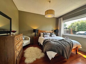 3 bedrooms, iron/ironing board, WiFi, bed sheets - Stag & 3 Pigs - Ohakune Holiday Home (Ohakune)