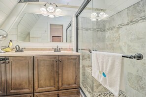 Hair dryer, towels - Lake Martin Cabin w/ Luxury Dock & Kayaks! (Eclectic)