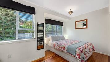 2 bedrooms, iron/ironing board, WiFi