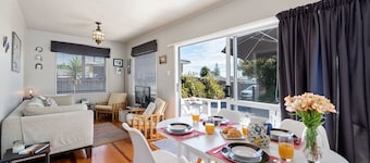 The Black Bach - Mt Maunganui Holiday Home