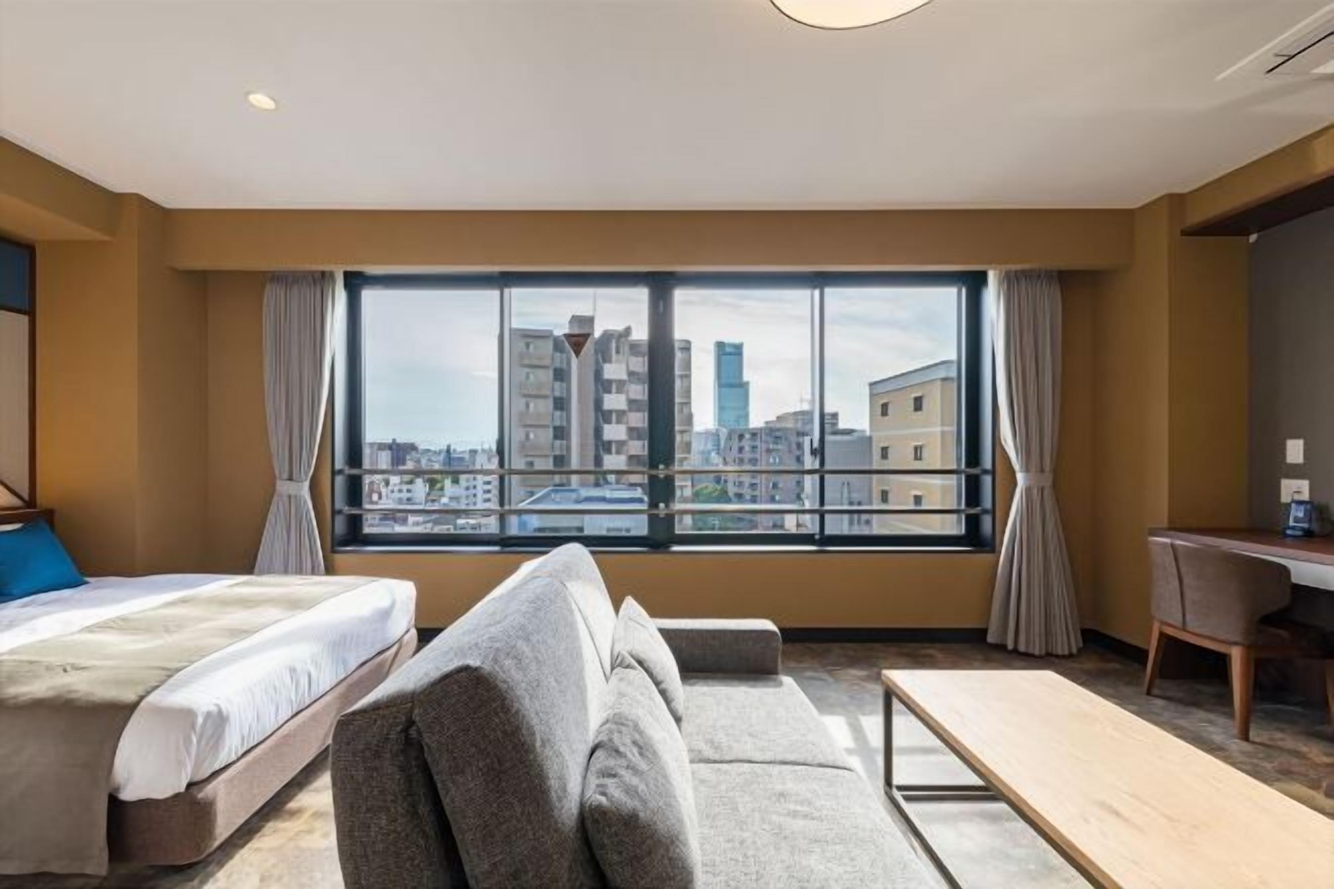 Roupas de cama premium, cofres nos quartos, escrivaninha