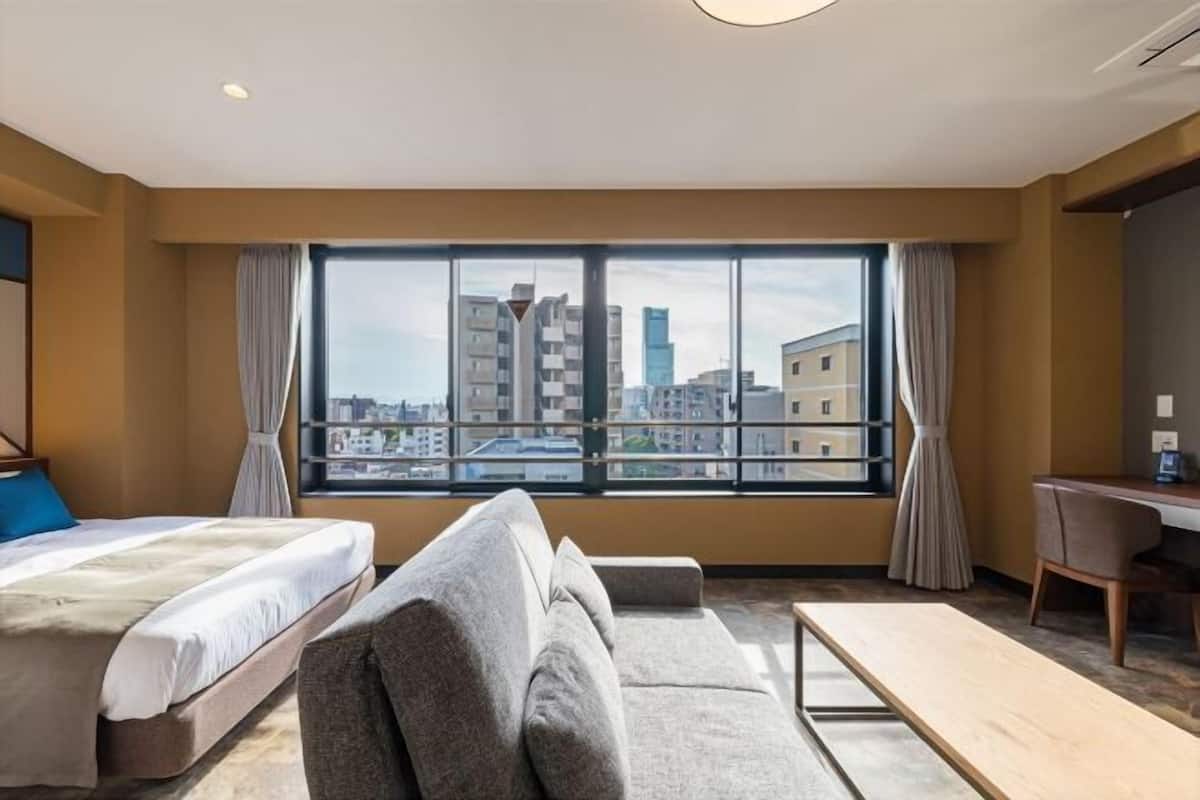 Roupas de cama premium, cofres nos quartos, escrivaninha