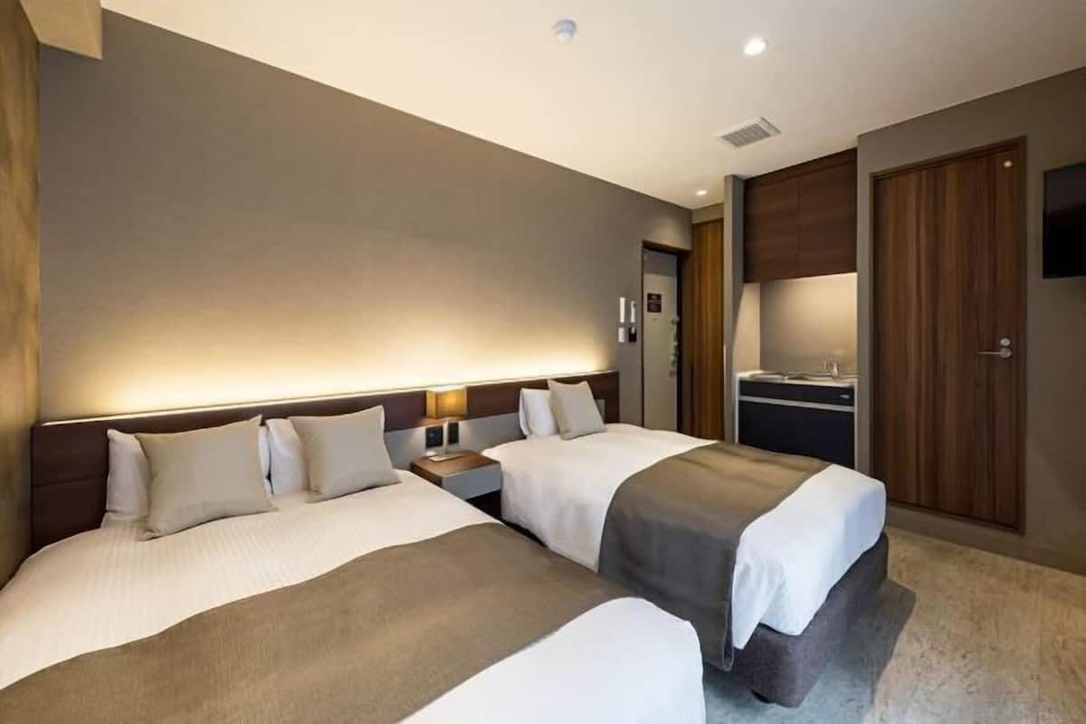 Ropa de cama de alta calidad y caja de seguridad en la habitación