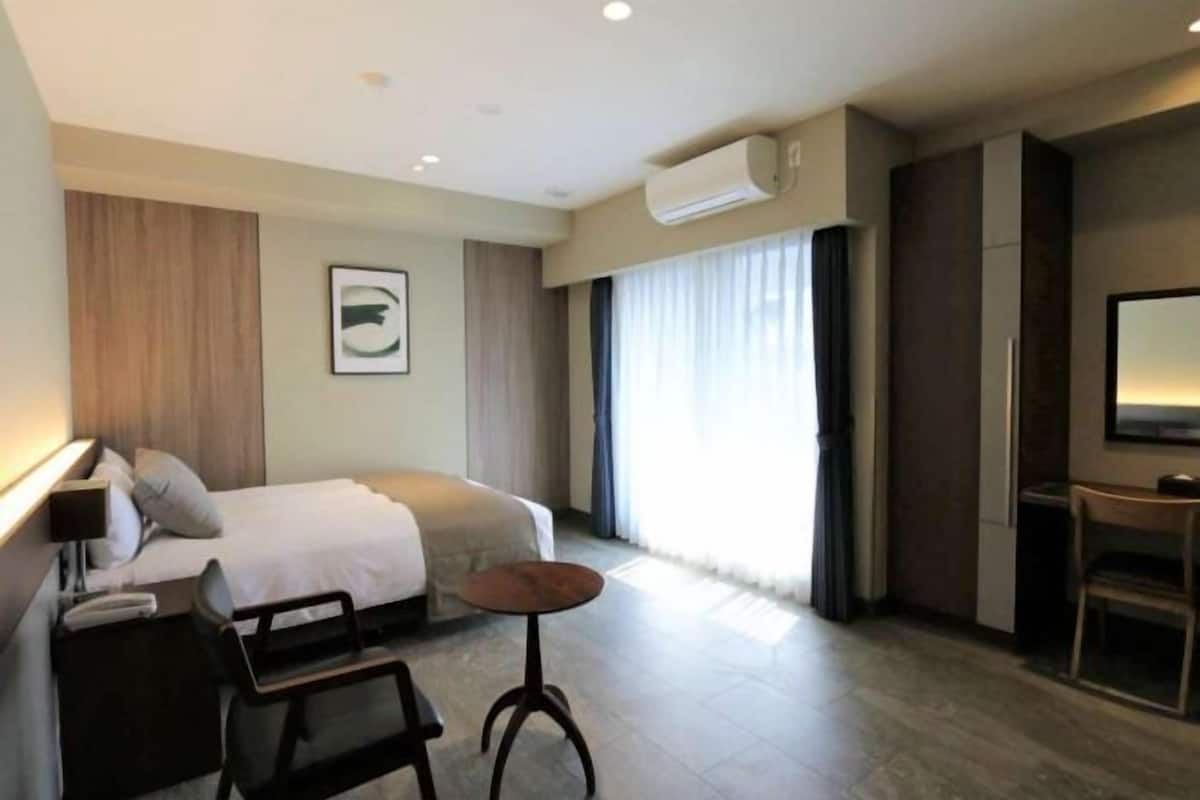 1 bedroom, premium bedding, in-room safe, desk