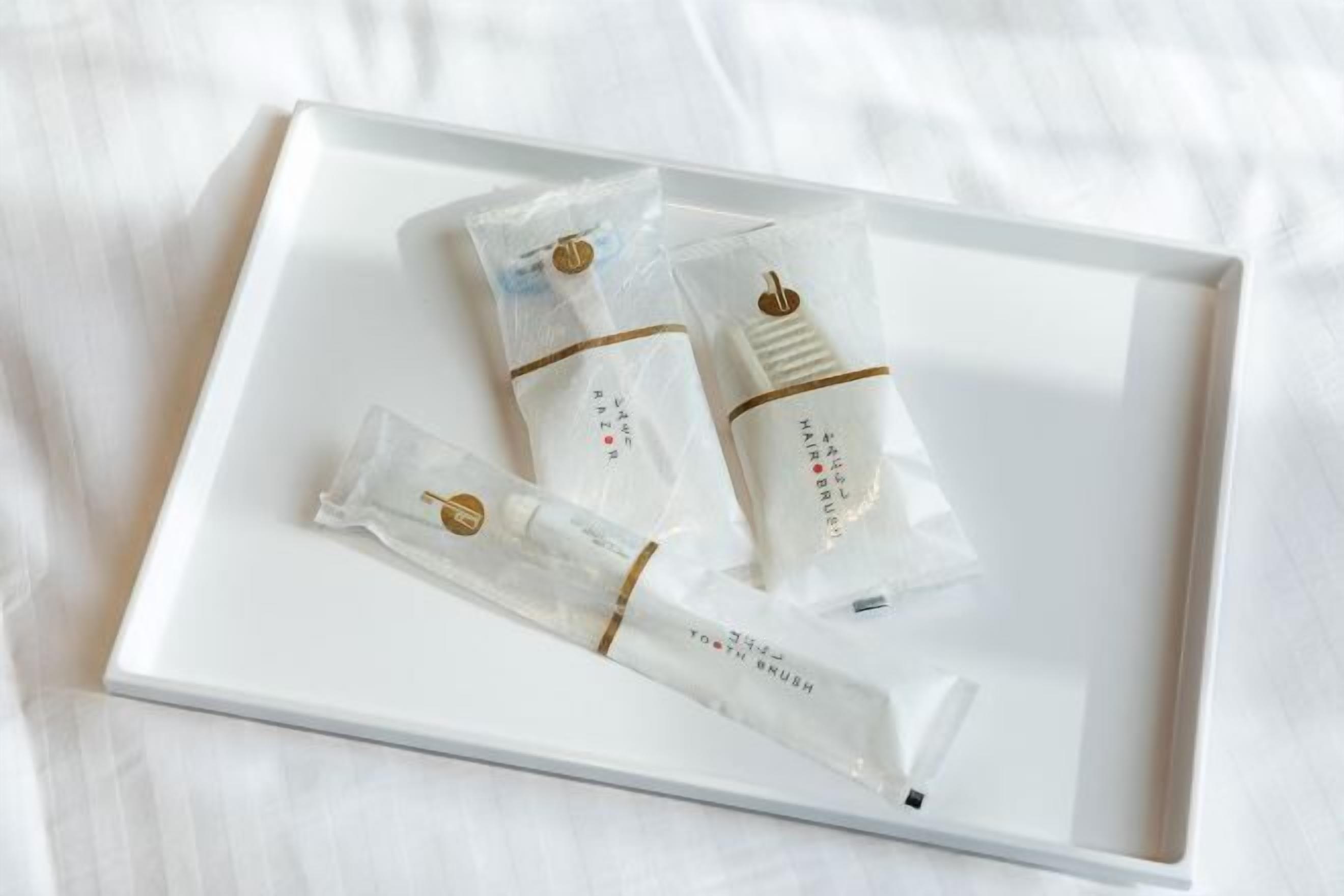 独立的浴缸和淋浴、吹风机、浴袍、拖鞋