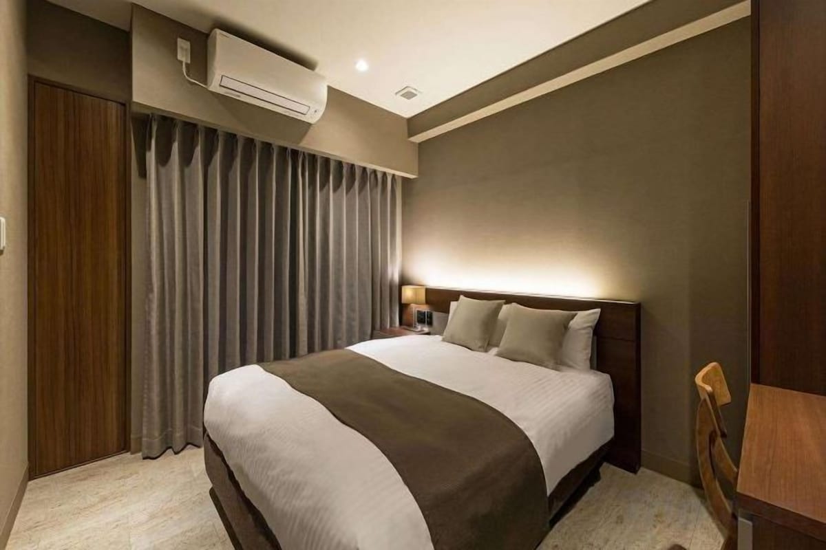 Premium bedding, in-room safe, desk, blackout curtains