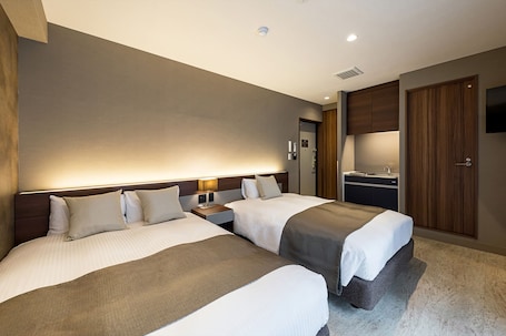 Premium bedding, in-room safe, desk, blackout drapes. Hotel Shinpoin Osaka