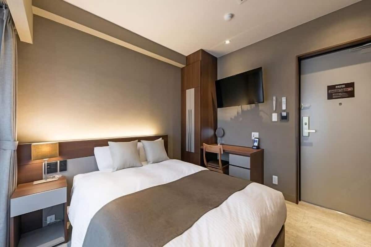Ropa de cama de alta calidad y caja de seguridad en la habitación