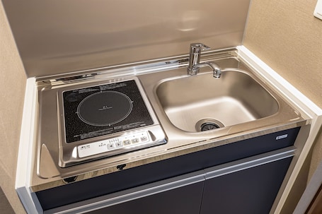 Fridge, microwave, stovetop, cookware/dishes/utensils. Hotel Shinpoin Osaka