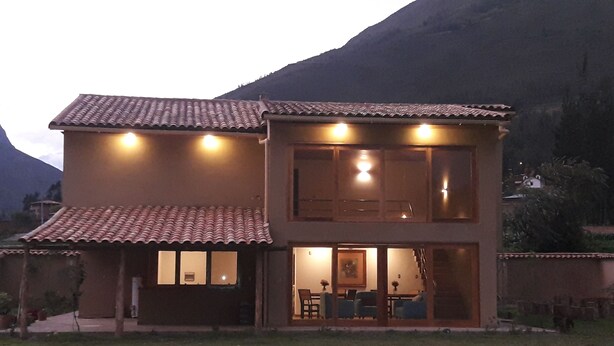 Vista frontal de la propiedad