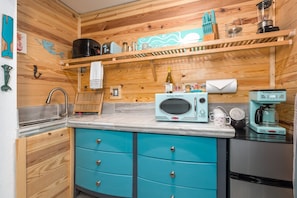 Een koelkast, een magnetron, een koffiezetapparaat/waterkoker