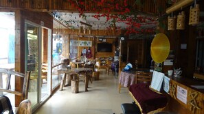 Frukost med lokala rätter varje dag (CNY 16 per person)
