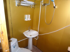 Suite estudio Deluxe, vista a la montaña | Baño | Regadera, amenidades de baño gratuitas, pantuflas, jabón 