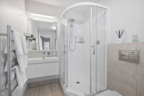 Hair dryer, towels, soap, shampoo - HARBOURSIDE GETAWAY!!! (One Tree Point)