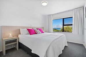 2 bedrooms, iron/ironing board, free WiFi, bed sheets - HARBOURSIDE GETAWAY!!! (One Tree Point)