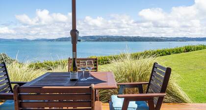 HARBOURSIDE GETAWAY!!!