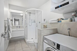 Hair dryer, towels, soap, shampoo - HARBOURSIDE GETAWAY!!! (One Tree Point)