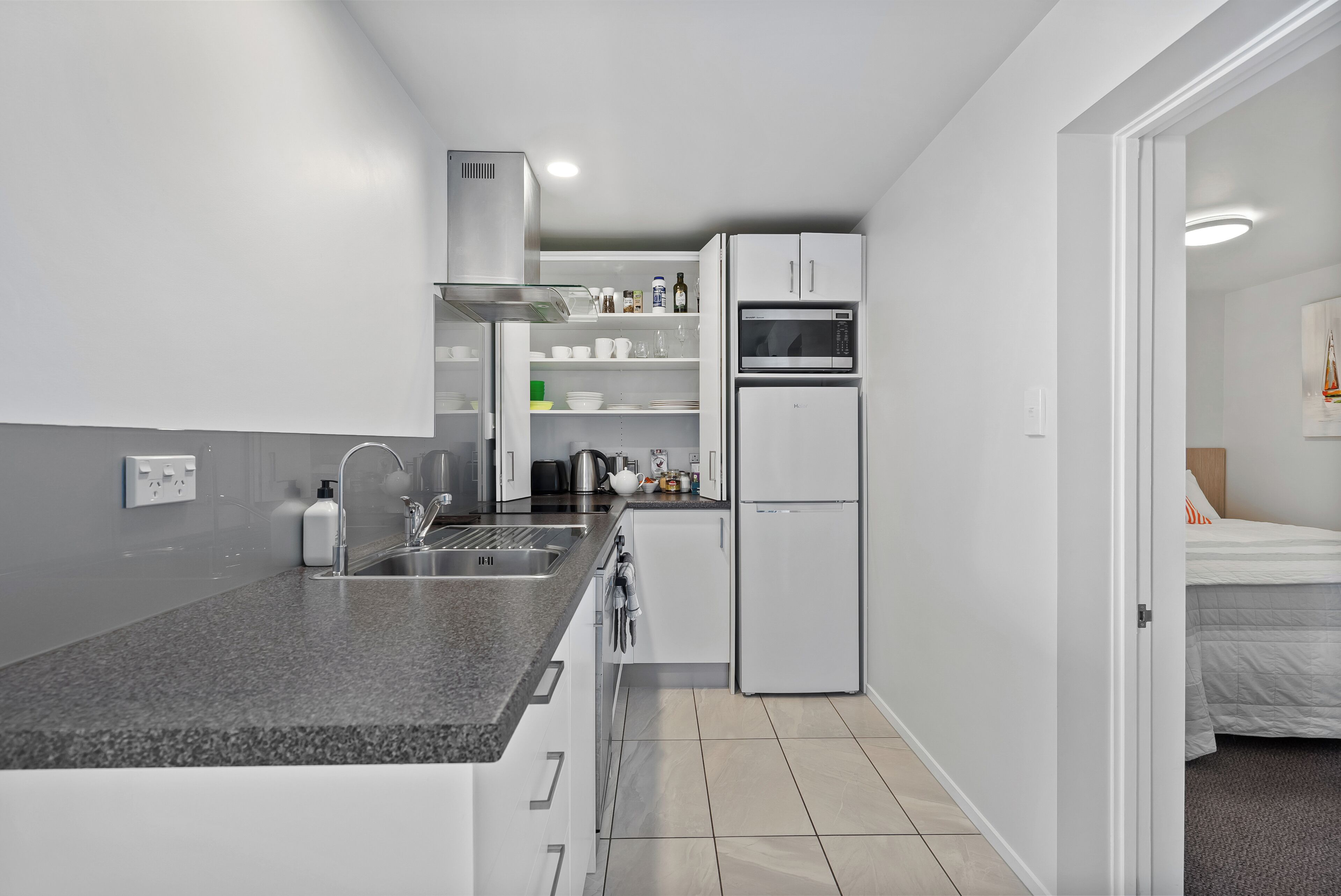 Kühlschrank, Mikrowelle, Ofen, Herdplatte