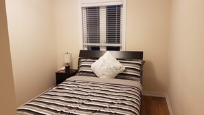 Iron/ironing board, free WiFi, bed sheets - Harry (Brampton)