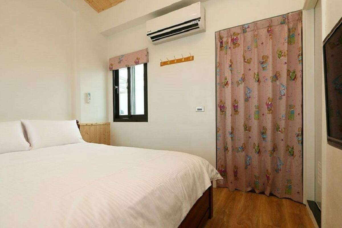 Blackout curtains, rollaway beds, free WiFi, bed sheets