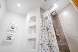 Senior-Doppelzimmer | Badezimmer | Kostenlose Toilettenartikel, Haartrockner, Handtücher, Seife