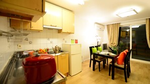 Condo Deluxe | Cocineta privada | Refrigerador, microondas, parrilla de estufa y tetera eléctrica 