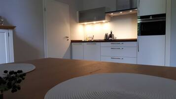 Kühlschrank, Ofen, Geschirrspüler, Wasserkocher