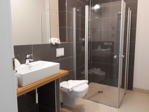 Douche, sèche-cheveux, serviettes fournies, savon