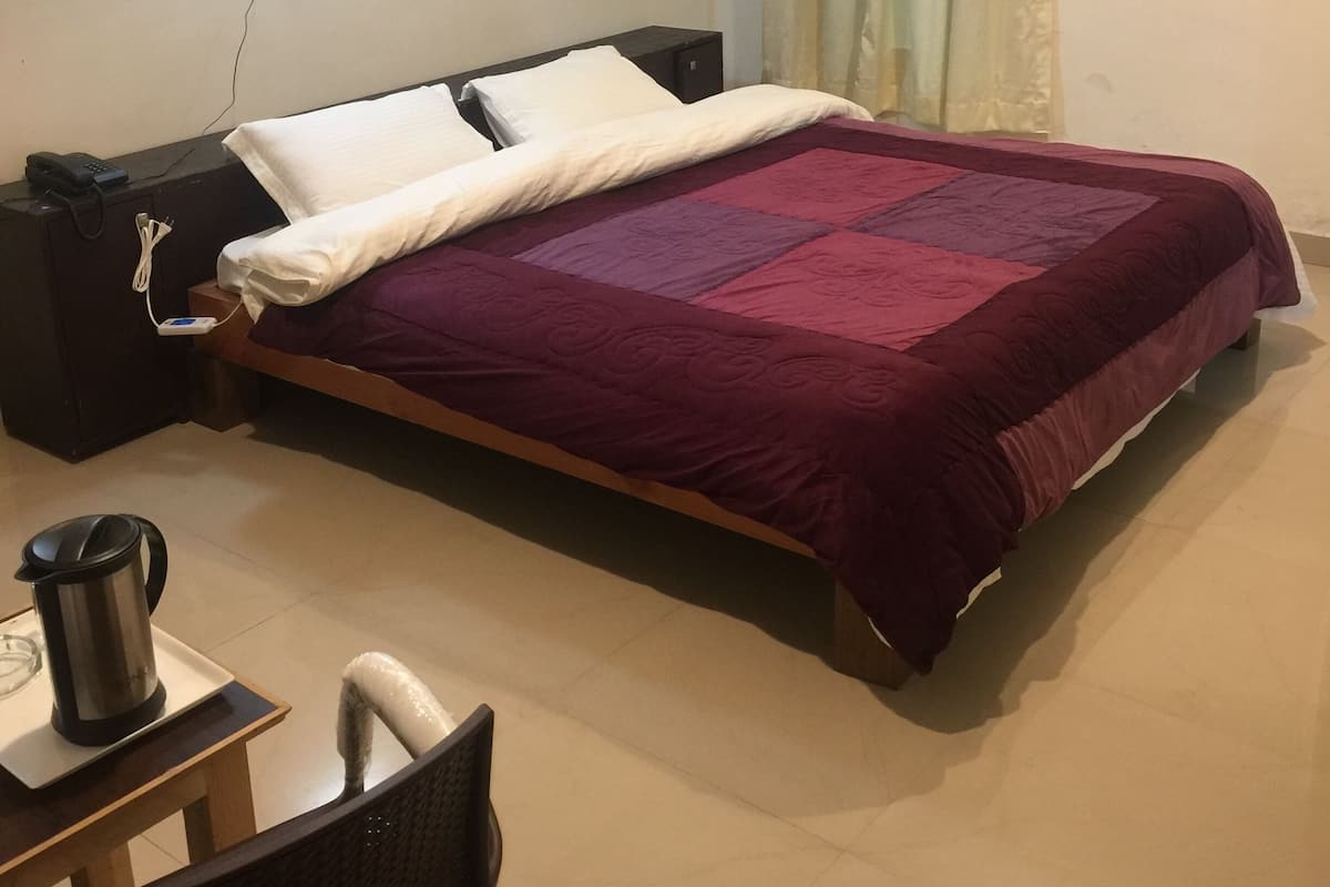 1 bedroom, Frette Italian sheets, premium bedding, desk