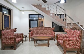 Lobby sitting area - Hotel West Inn (Srinagar)