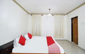 Frette Italian sheets, premium bedding, desk, blackout curtains - Hotel West Inn (Srinagar)