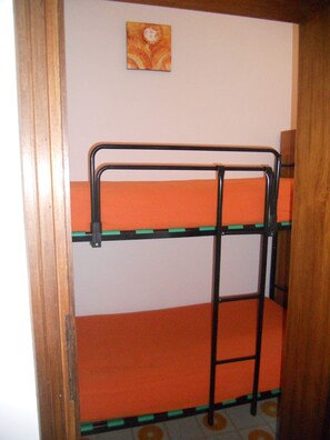 1 Schlafzimmer, Reisekinderbett