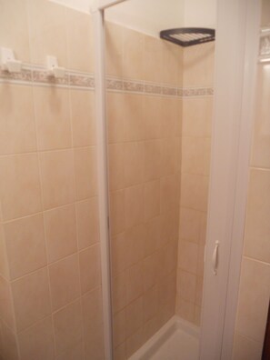 Dusche, Bidet, Seife, Toilettenpapier